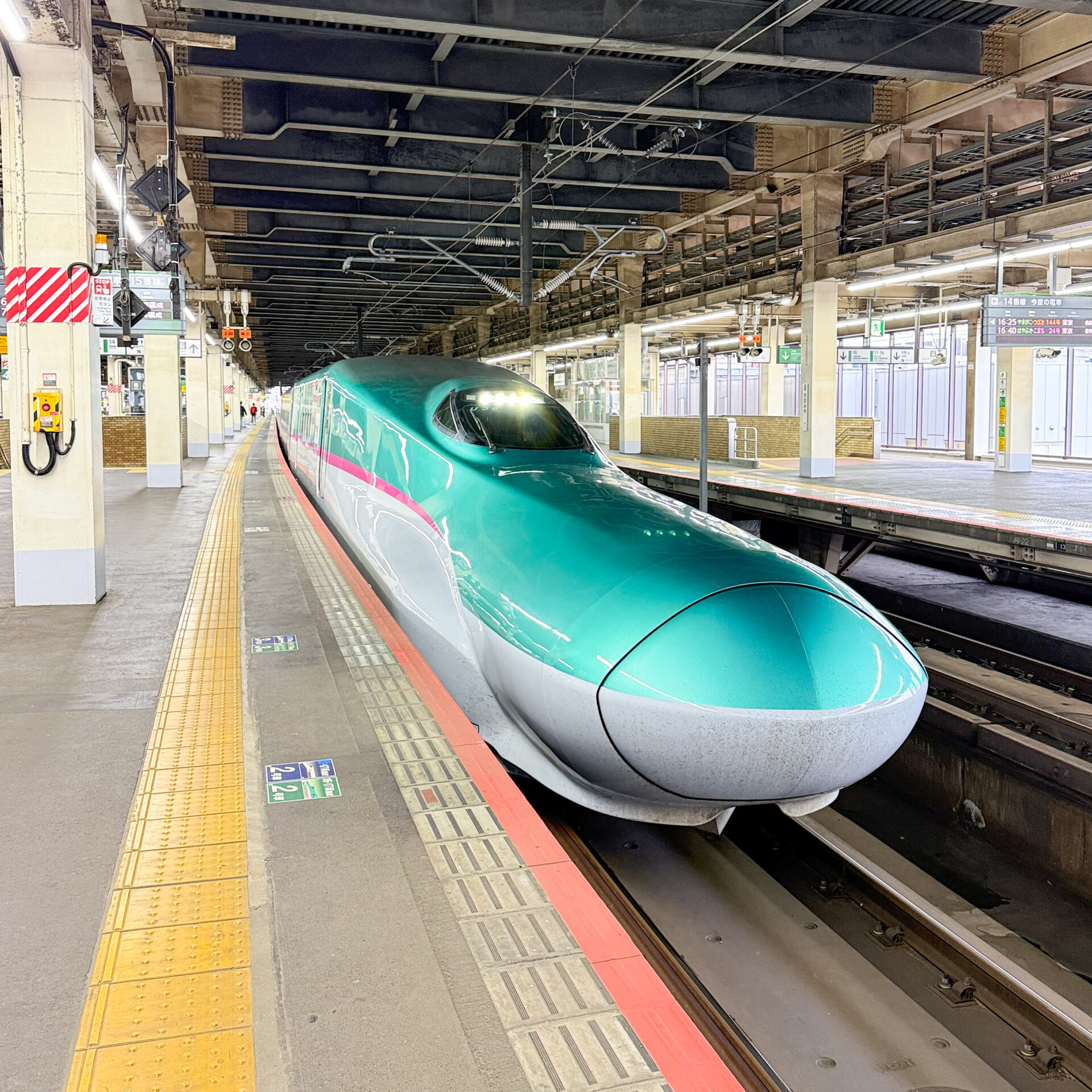 新幹線はやぶさ号大宮駅にて